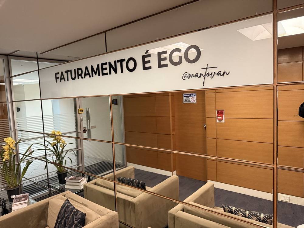Sede da CMA Educação, com a placa Faturamento é ego na parede