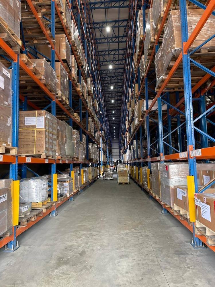 Corredor de estoque de operação acompanhada pela CMA