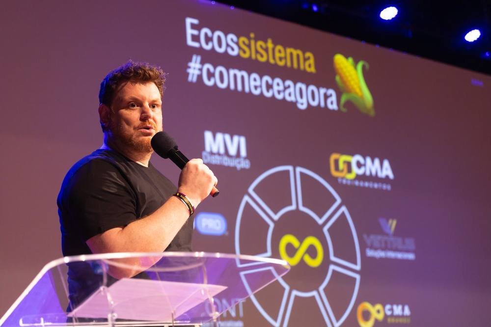 Léo Mantovan palestrando para auditório lotado
