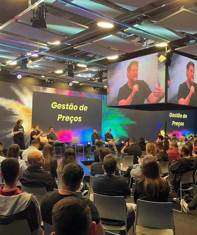 Aula de gestão de preços no telão de um evento