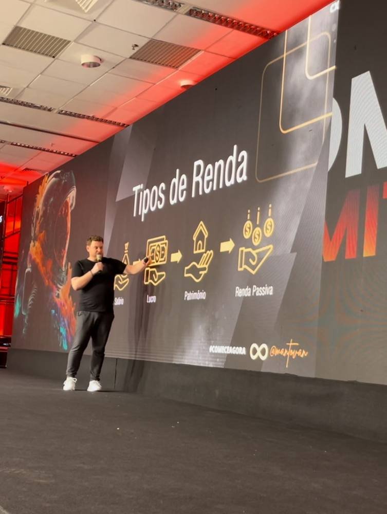 Léo Mantovan palestrando em evento de grande porte
