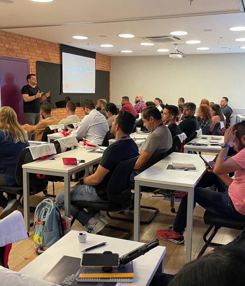 Turma em sala de aula da CMA Educação