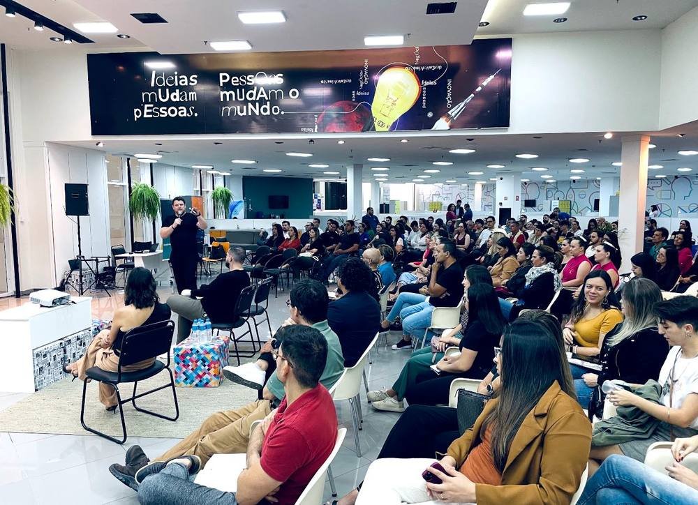 Sala lotada em formação da CMA Educação